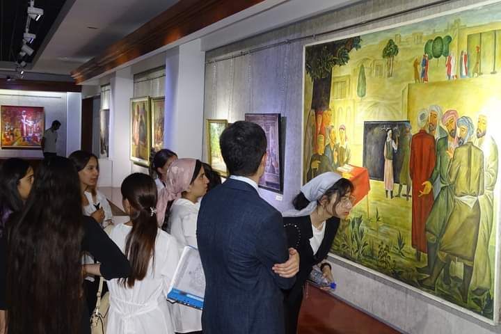 В Национальном музее открылась выставка работ советских художников «Знание – светоч просвещения»