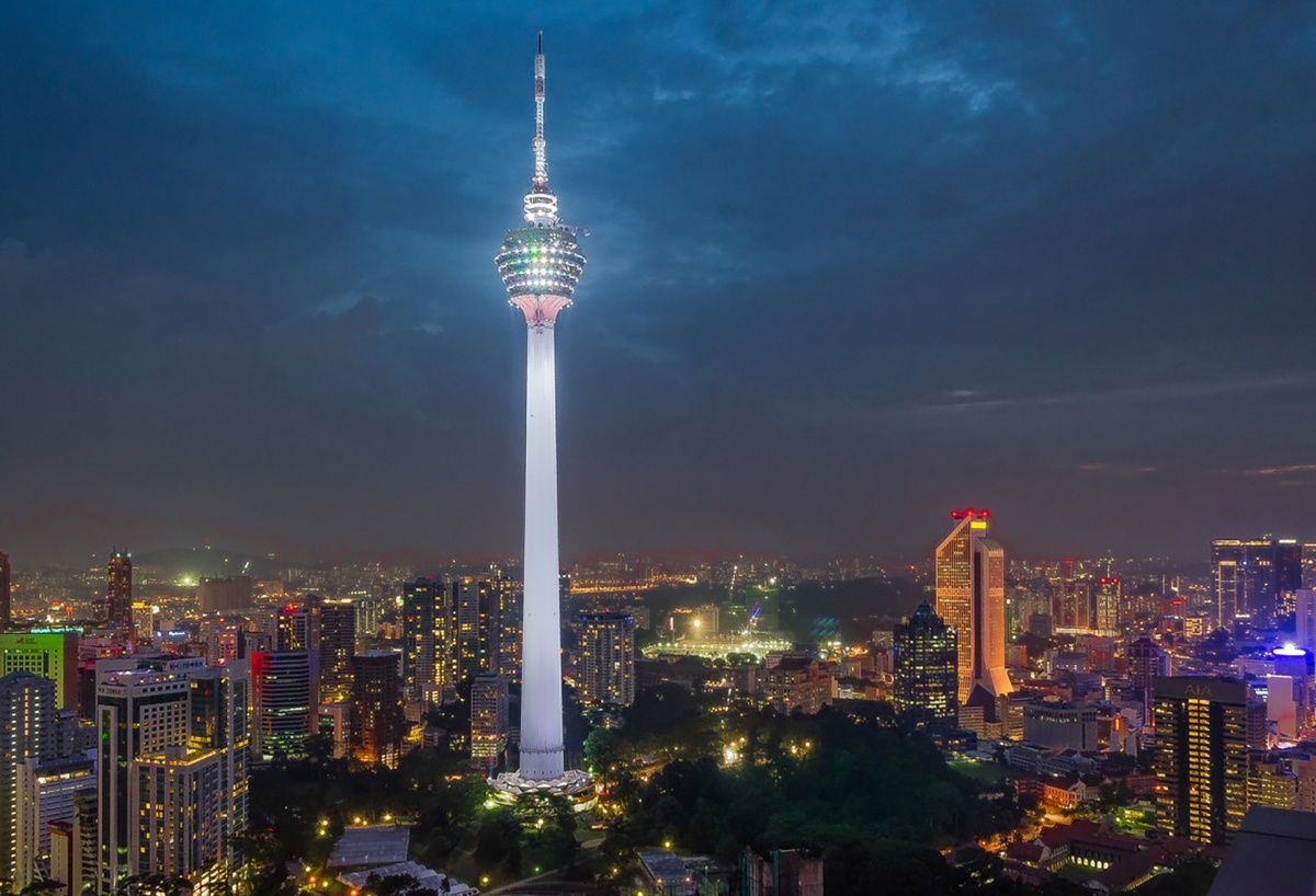 Высочайшую башню в Малайзии осветили цветами таджикского флага