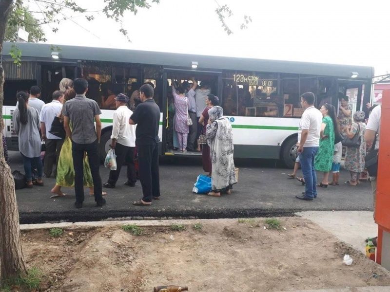 Проезд на автобусе в Худжанде теперь оплачивается только картой