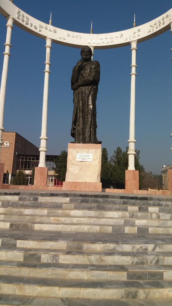 Памятник Руми в городе Бохтаре