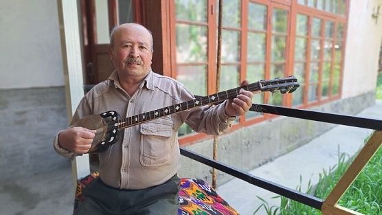 Пожилой студент. Или как 68-летний мастер Саттор изготавливает музыкальные инструменты