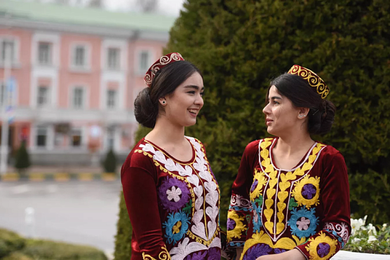 Таджикистанцев приглашают на фотоконкурс «Мама и дети в национальных костюмах»