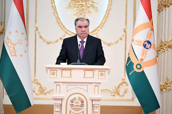 Президент Таджикистана направил гумпомощь пострадавшим от паводков в Казахстане  