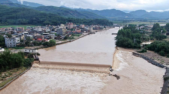 Сильнейшее за 50 лет наводнение произошло на юге Китая  