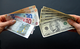 Российским банкам разрешили выдавать доллары и евро