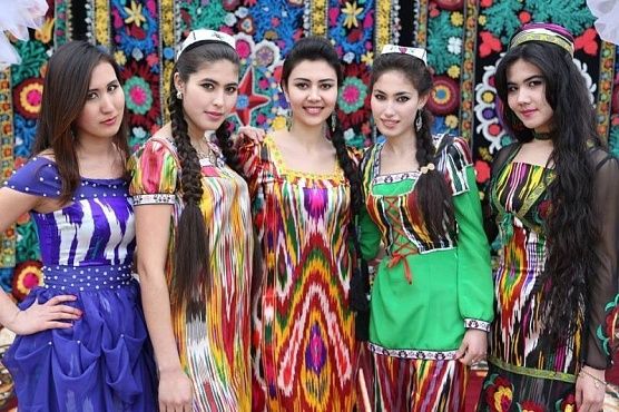 Черные «абаи» и рванные джинсы: депутат Таджикистана рассказала, какая одежда теперь признана чуждой  