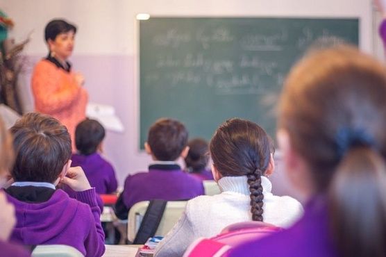 Таджикские школьники и учителя должны выучить по 400 русских и английских слов