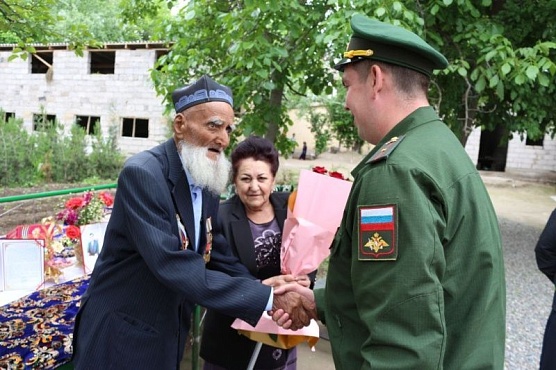 Российские военные поздравили таджикских ветеранов с годовщиной Победы