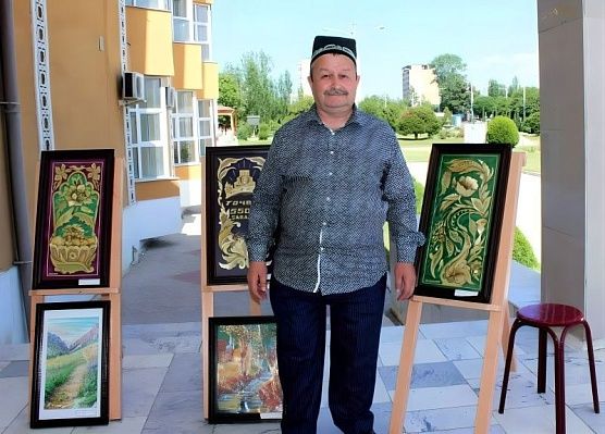 Зиевиддин Накшбанд. Художник, создающий исторические картины из колосьев пшеницы