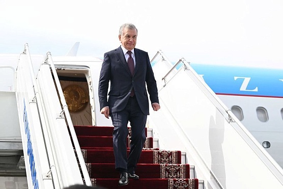 Глава Узбекистана прилетел в Душанбе на два дня 