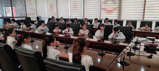 Школьники Душанбе познакомились с «Родным словом» Константина Ушинского