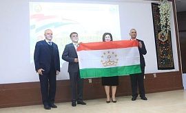 Побывавший в космосе флаг Таджикистана российский космонавт передал в музей 