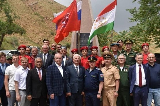 Посол России в Таджикистане посетил мемориал бойцам-красноармейцам в поселке Каратаг  