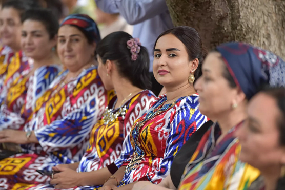 Таджикистанцев приглашают на фотоконкурс «Мама и дети в национальных костюмах» 