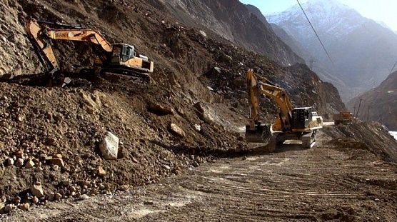 Ширкати чинӣ дар ҳудуди ВМКБ роҳ ва пул месозад 