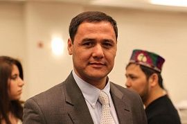 Дафтар, хома, ноутбук ва утоқи холӣ: тарҷумони ҳамзамон чӣ гуна касб аст?