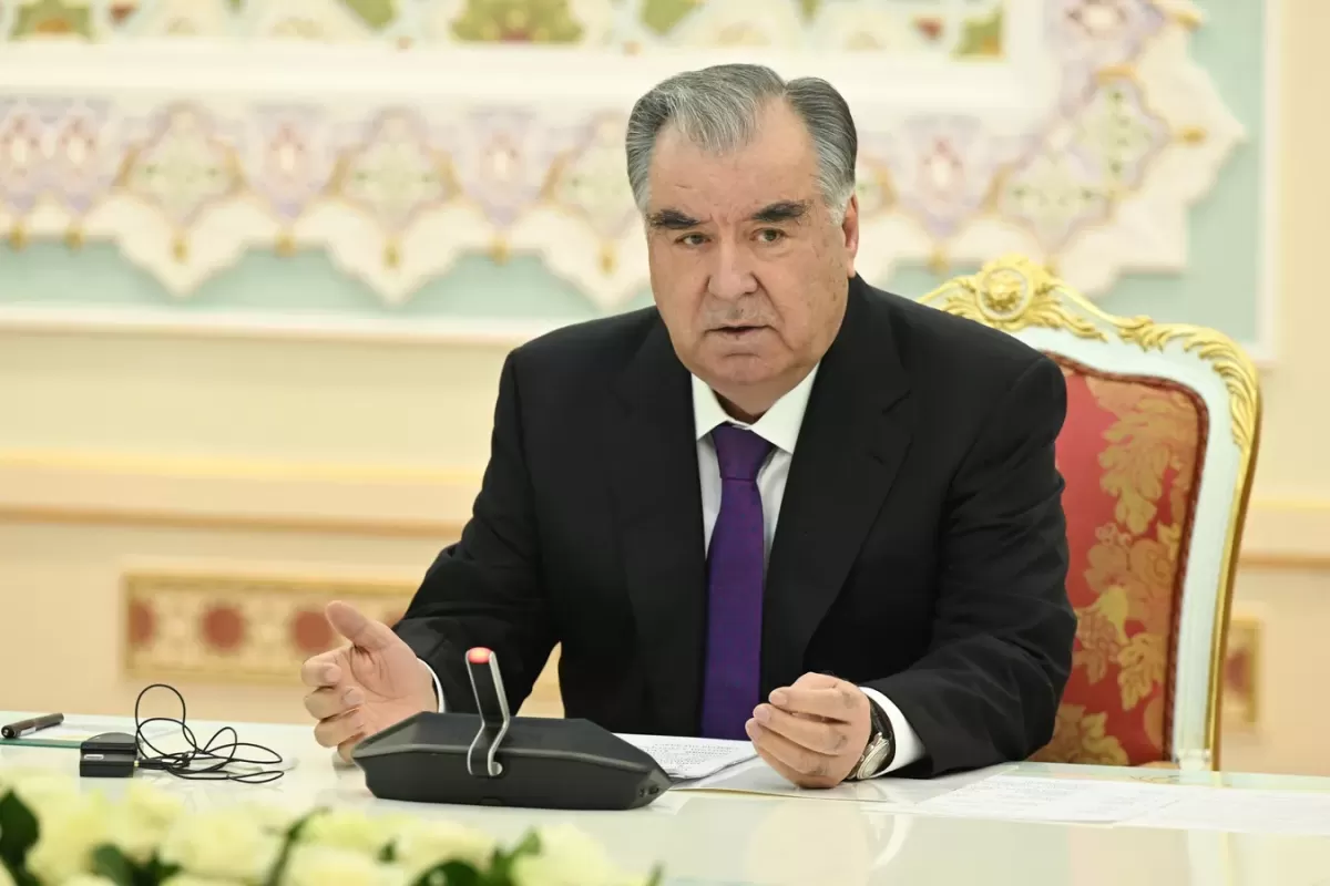 Президент Таджикистана призвал чиновников выучить два иностранных языка
