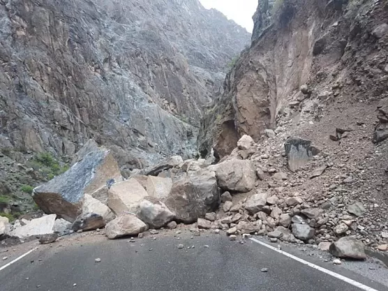 Дорога в Горно-Бадахшанскую автономную область перекрыта из-за камнепада