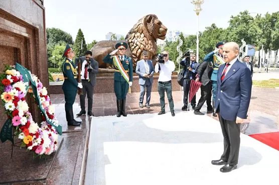 Премьер-министр Пакистана возложил венок под памятник Исмаилу Сомони