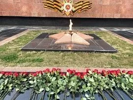 В честь Дня Неизвестного солдата в Душанбе возложили цветы к Вечному огню 