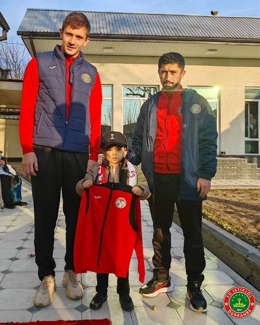 Игроки сборной Таджикистана посетили юного болельщика из Гиссара