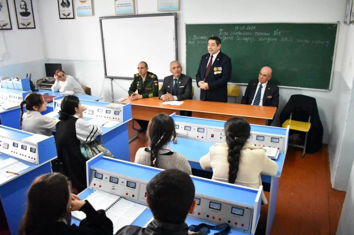 Российские военнослужащие провели урок мужества для школьников Душанбе