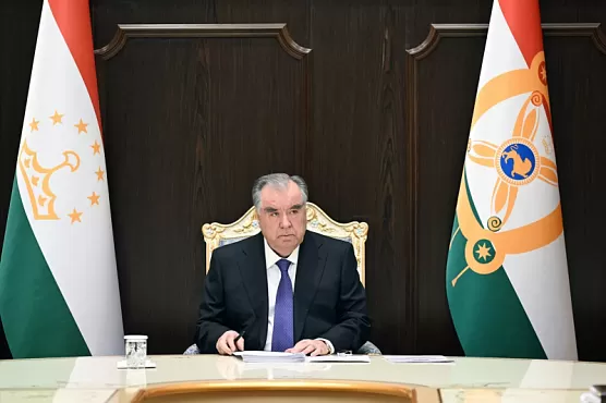 Президент Таджикистана поздравил женщин с Днем матери  