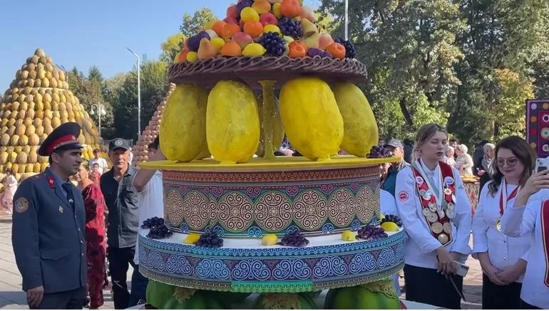 Самый высокий в мире торт в национальной тематике представили в Душанбе