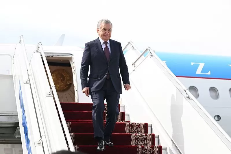 Глава Узбекистана прилетел в Душанбе на два дня 