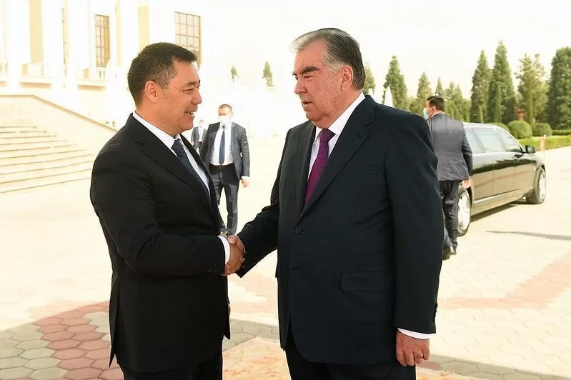 Эмомалӣ Раҳмон ҳамтои қирғизашро ба тамошои Варзоб бурд Эмомалӣ Раҳмон ҳамтои қирғизашро ба тамошои Варзоб бурд