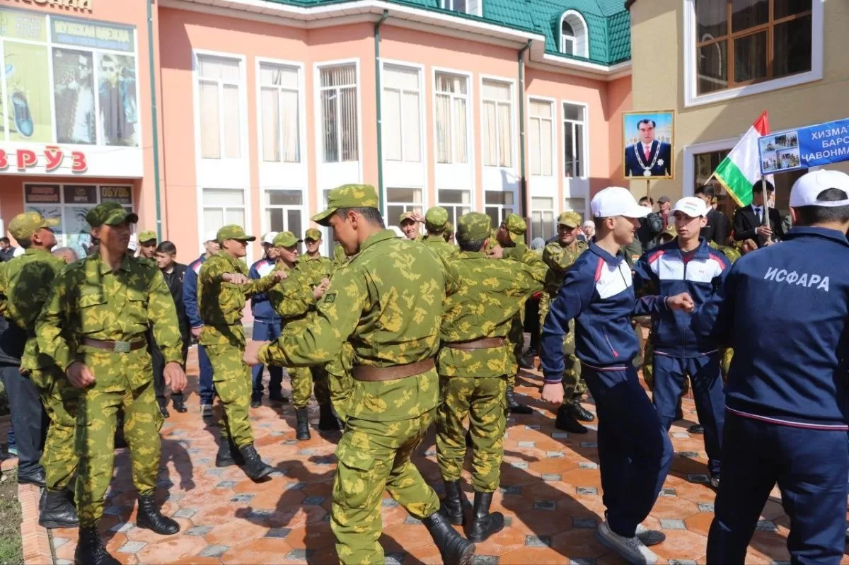 Несколько сельских джамоатов Таджикистана выполнили план призыва в армию за пару часов