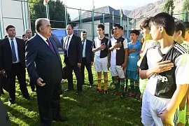 Президент Таджикистана встретился с сиротами из Согдийской области