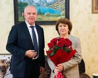Посол России поздравил народную поэтессу Гулрухсор Сафиеву с юбилеем