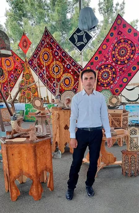 Кандакорӣ дар чӯб ва устухону мис. Чӣ тавр Азиз Бобоҷонов ҳунари бостонии кандакориро ҳифз мекунад? Кандакорӣ дар чӯб ва устухону мис. Чӣ тавр Азиз Бобоҷонов ҳунари бостонии кандакориро ҳифз мекунад?