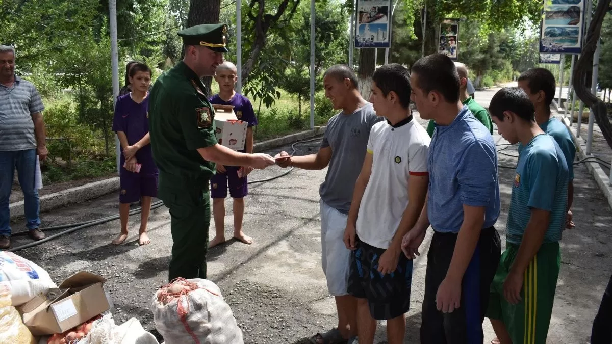 Военные 201 РВБ оказали помощь воспитанникам лицея-интерната Душанбе