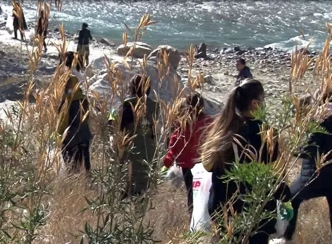 Сотни жителей Горного Бадахшана приняли участие в акции «Чистый берег»
