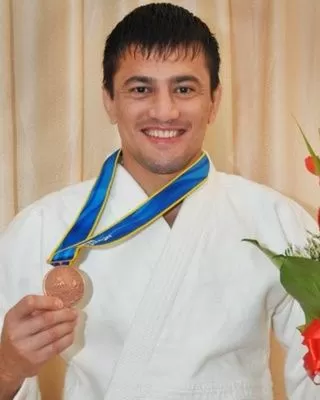 Паҳлавони тоҷик 38 сола шуд
