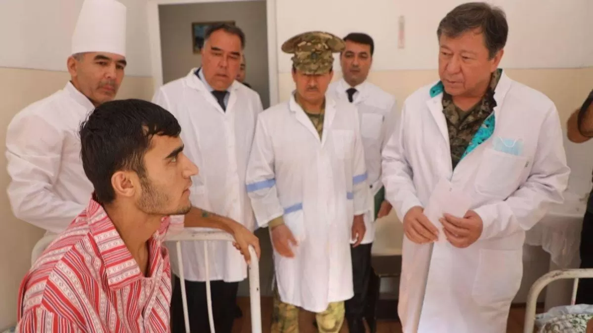Власти Таджикистана навестили раненых военных в больницах