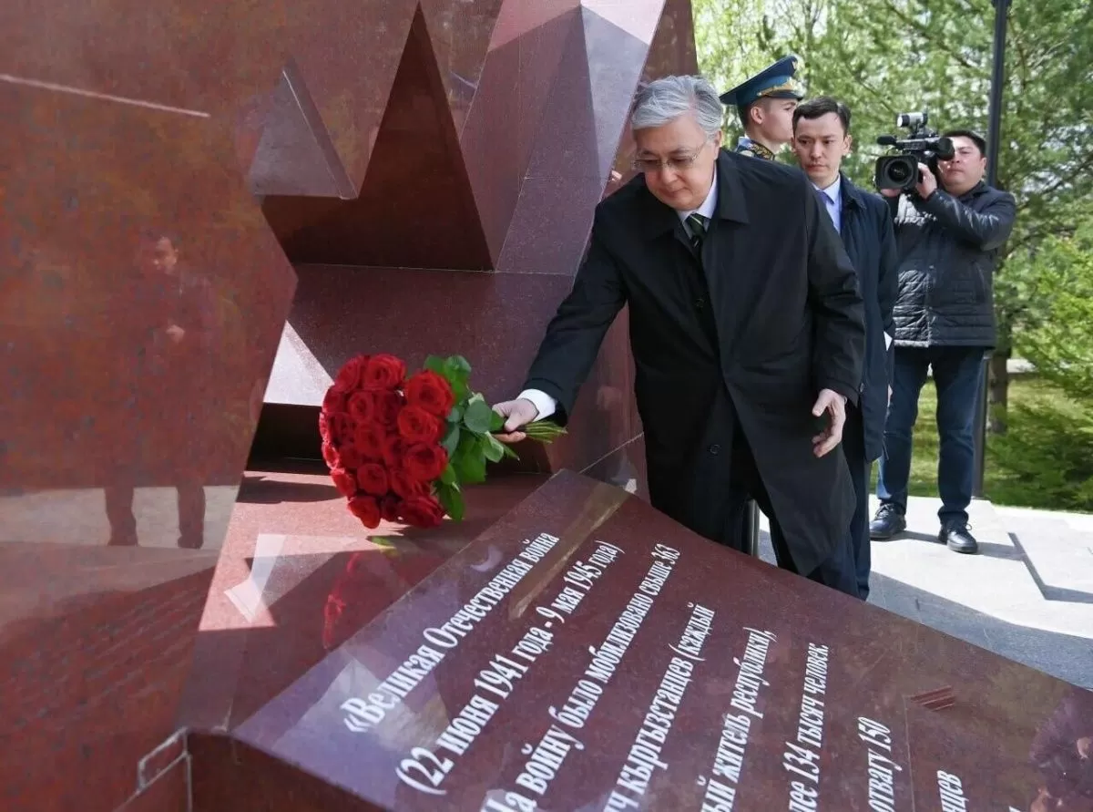 Президент Казахстана возложил цветы к мемориалу в Тверской области