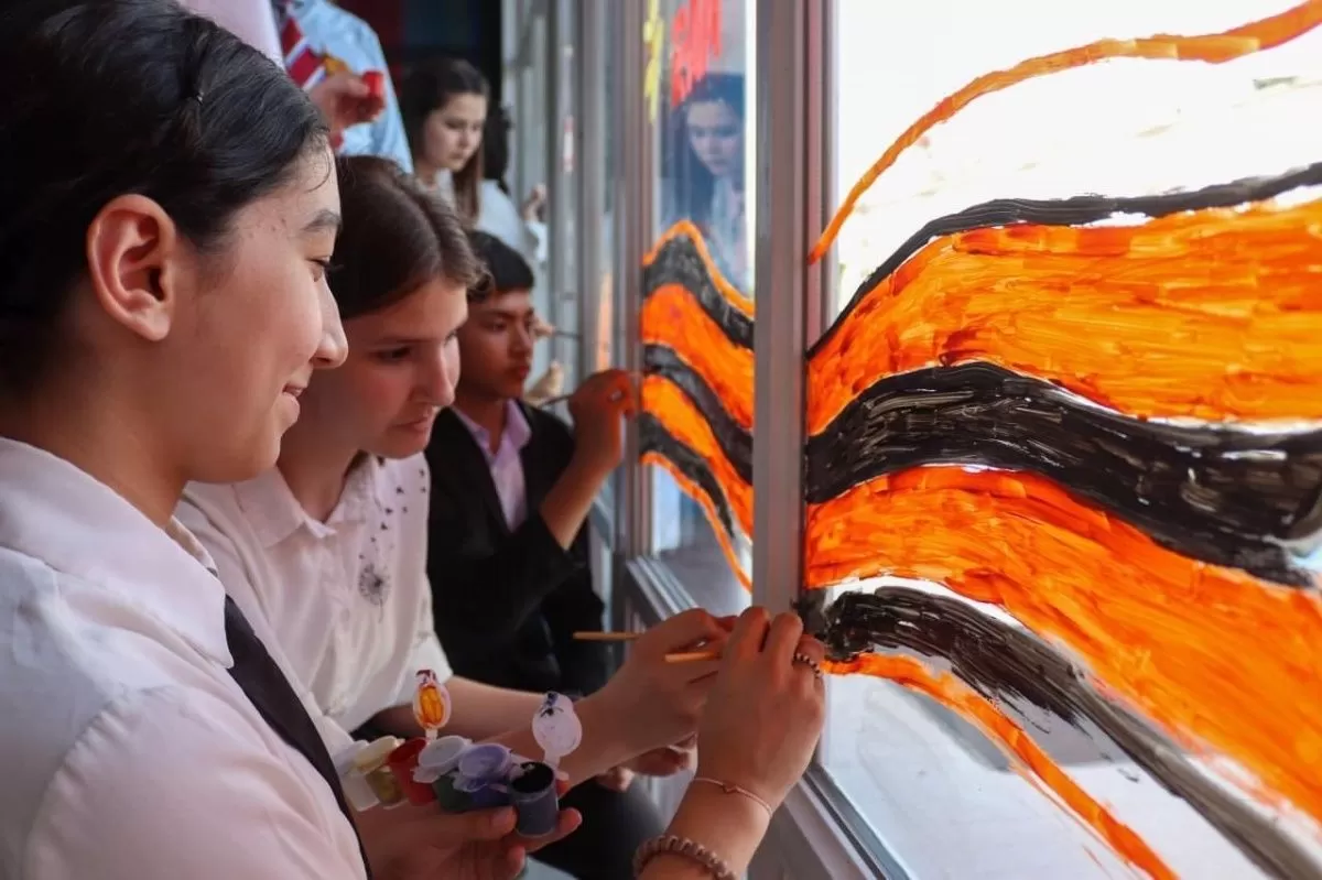 Таджикистанцы присоединились к международной акции «Окна Победы»