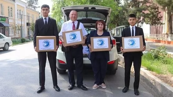 Школьники Худжанда получили свыше 700 учебников от Русского дома