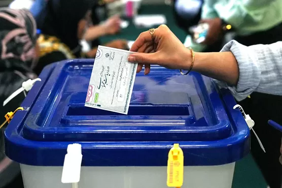Второй тур внеочередных президентских выборов начался в Иране