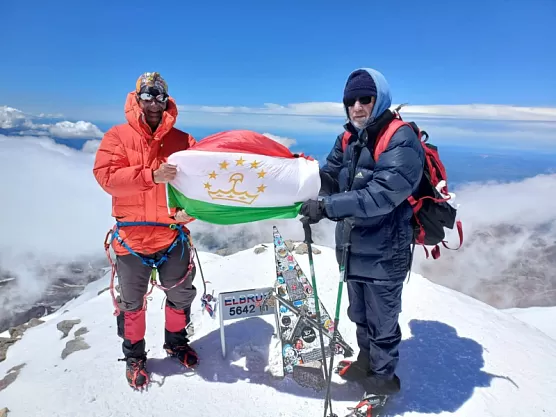 Альпинисты из Таджикистана подняли флаг страны на Эльбрусе
