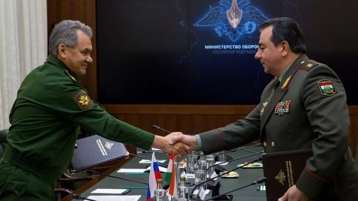 Шерали Мирзо прибыл на встречу глав оборонных ведомств ШОС и СНГ в Москве 