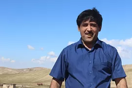 Таджикский певец Кадами Курбон начал асфальтировать дорогу в родное село