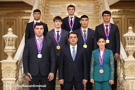 Мэр Душанбе вручил призерам Азиатских игр ключи от квартир 