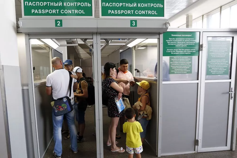 Детям до 6 лет временно запрещено выезжать из Таджикистана в Россию