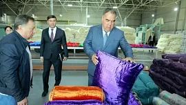 Глава Согда проверил качество таджикского атласа и бархата
