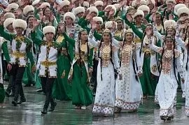 Власти Туркменистана обязали студенток носить косы определенной длины и толщины