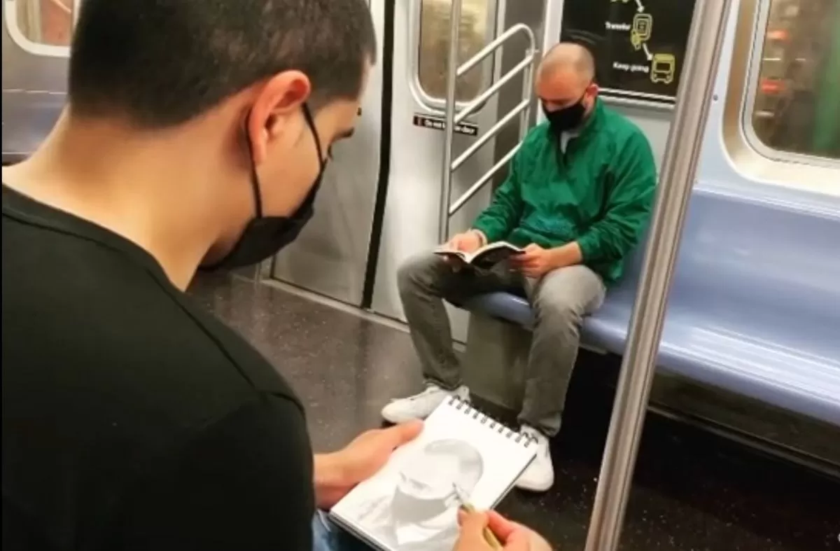 «Портрет за несколько минут». Художник из TikTok рисует незнакомцев в метро
